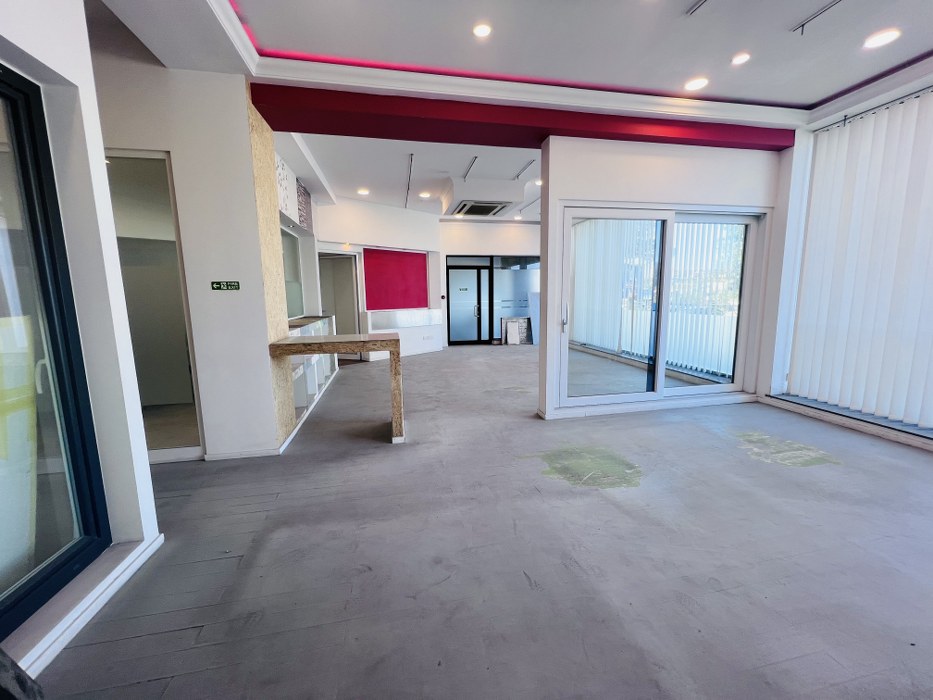 Showroom/office on a busy road in Marsa