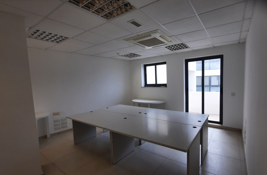 Office to let on the 6th floor with an area of 80sqm in Sliema